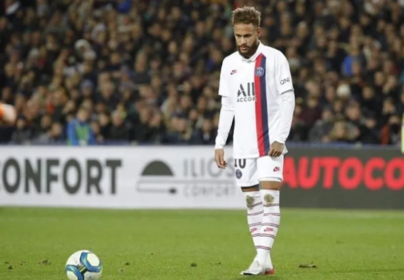 Neymar cobra falta e marca na partida contra o Montpellier 