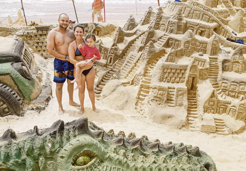 O casal mineiro Janaina e Bruno, com a filha Beatriz, lamentou o fim das esculturas, consideradas uma atração na Praia do Morro
