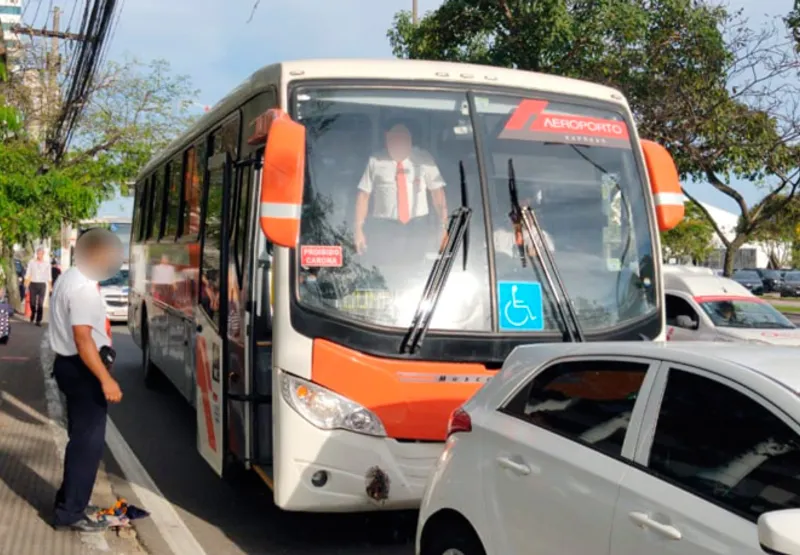 Ônibus parou na Praça do Papa após colidir com um carro de passeio