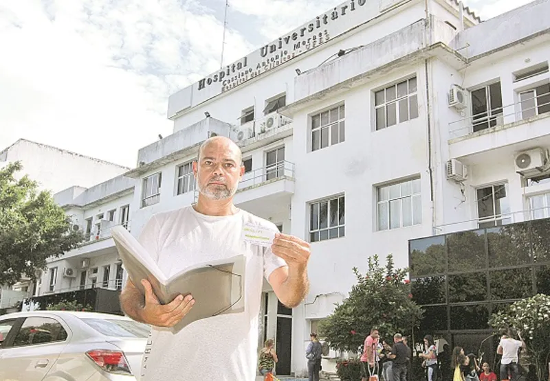  Marcelo  Ferreira tenta fazer  um exame pela quinta vez no  Hospital Universitário