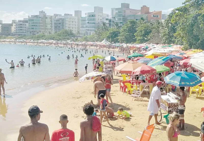 Praia em Guarapari: moradores reivindicam um número maior de fiscais nas praias do município para evitar as irregularidades