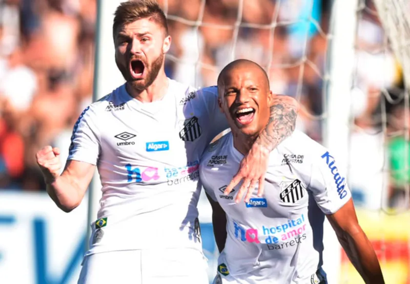 Jogadores comemoram goleada do Santos, na melhor campanha do time em campeonato de pontos corridos