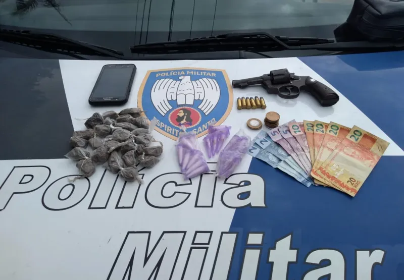 A polícia encontrou arma, drogas e dinheiro