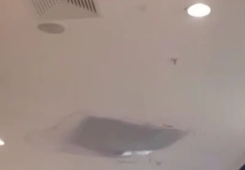 Um shopping em Vila Velha registrou vazamento no teto