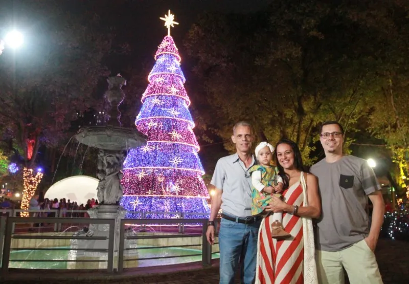 Chelston Amorim visitou a Vila do Papai Noel acompanhado da filha,
Leticia Covre Amorim, da neta Luiza e do genro Felipe Siqueira.