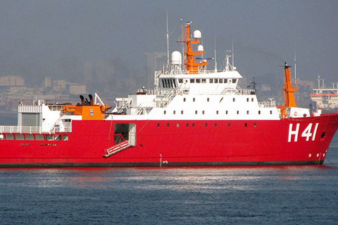 A Marinha do Brasil enviou o navio polar Almirante Maximiliano (Foto: Divulgação/ Marinha)