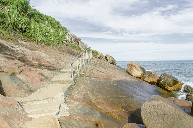 Acesso para a Praia da Concha, na Barra do Jucu, virou caminho do medo, com drogas e armas nas mãos de bandidos (Foto: Arquivo / AT)