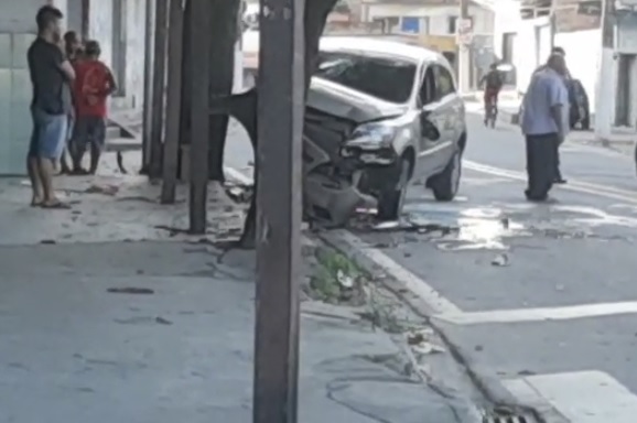 Veículo atingiu árvore e motorista ficou ferido. (Foto: Reprodução vídeo internauta)