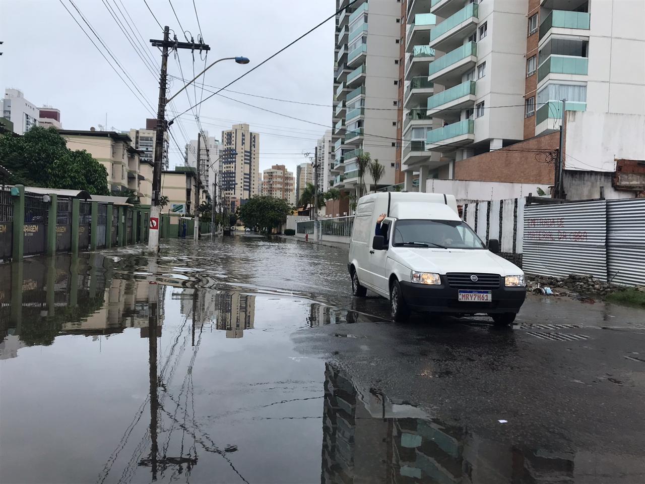 Alagamento na rua Moema, no bairro Divino Espírito Santo (Foto: Dayana Souza/ AT/ 07/12/19)
