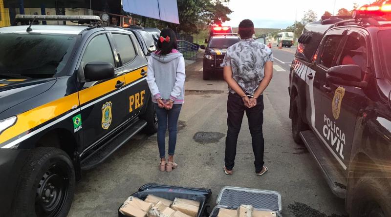 Dupla foi presa com 30 kg de maconha em ônibus de viagem na BR-101, na Serra. (Foto: Divulgação PRF)