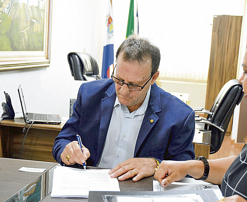 Ivan Carlini durante a assinatura do contrato com o Instituto Access, que vai organizar o concurso público (Foto: Assessoria / Câmara de Vila Velha)