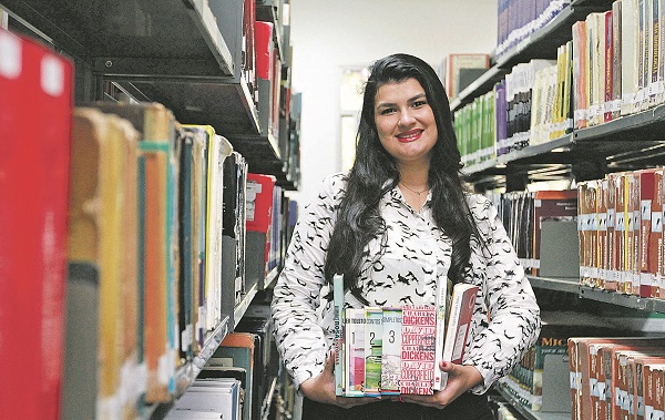 Ler mais. Essa é uma das metas da universitária, Rayza Fontes, 28 anos. (Foto: Jornal A Tribuna)