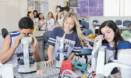 Estudantes durante atividade: escola prioriza ensino de qualidade aliado à formação humano-religiosa (Foto: Divulgação)