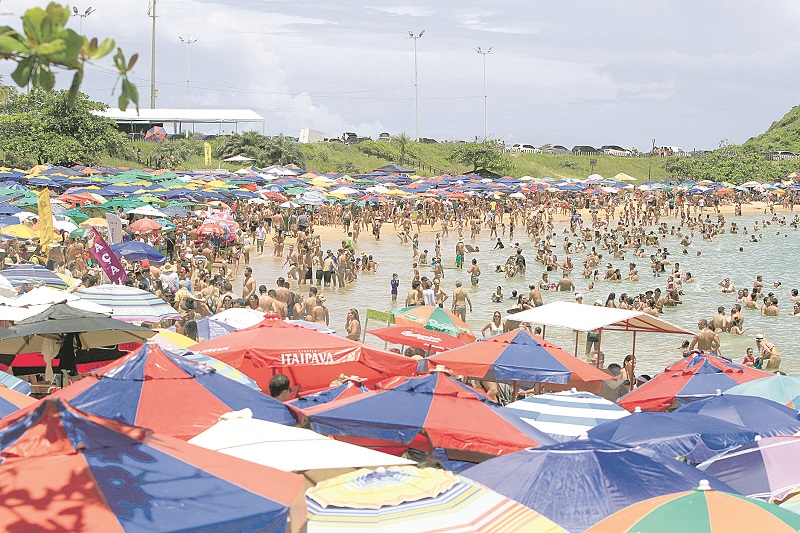 Banhistas lotam a Praia da Bacutia, em Guarapari (Foto: Dayana Souza/AT)