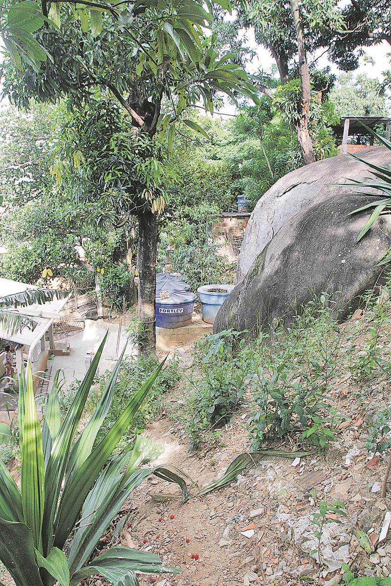 Encosta com pedras que ameaçam rolar desde as chuvas de novembro (Foto: Thiago Coutinho/AT)
