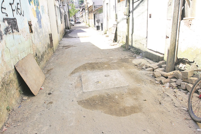Rede de esgoto, que estava vazando na rua Piauí, na Mata da Praia, foi reparada pela Prefeitura de Cariacica (Foto: Dayana Souza/AT)