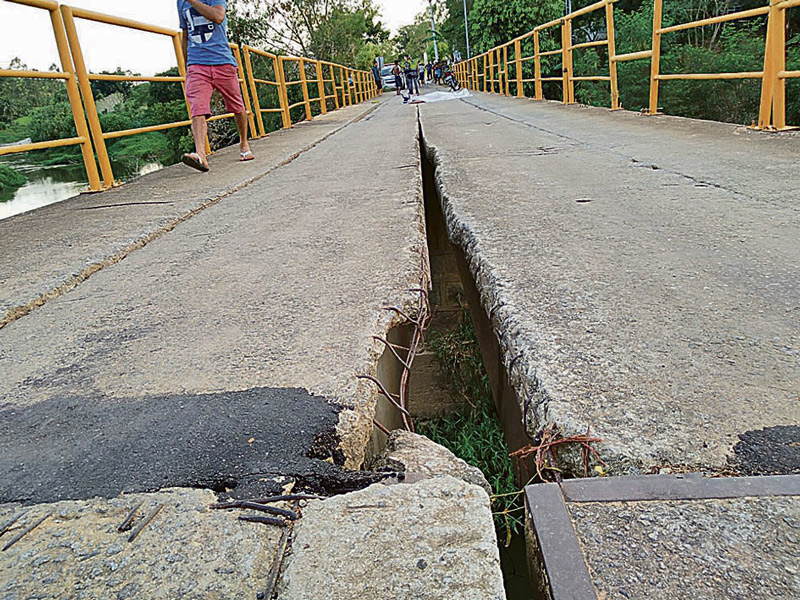 Buraco em ponte pode provocar graves acidentes (Foto: Alessandro de Paula / AT)