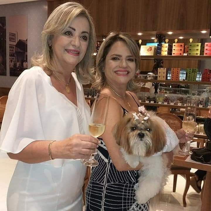 Laika com Marcia e Isabella na comemoração após o casamento no cartório (Foto: Flávia Cosmo)