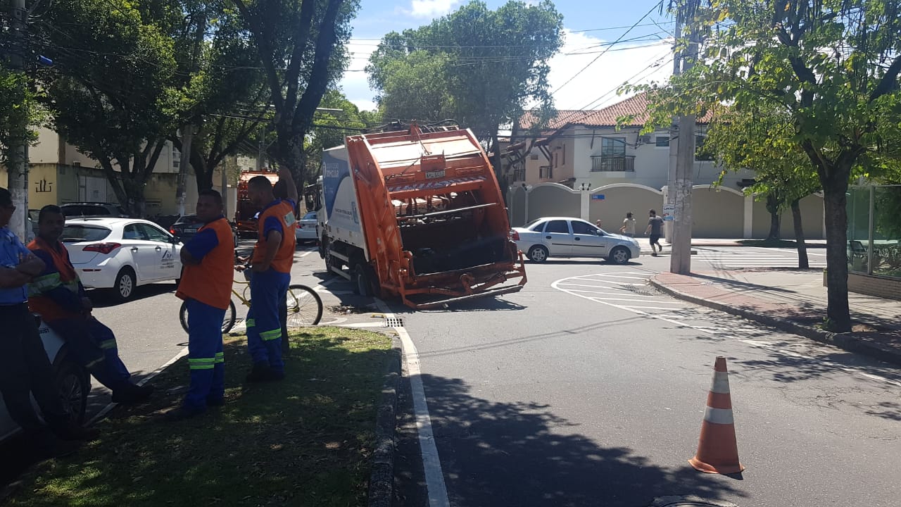 Caminhão ficou preso na rua (Foto: Compartilhado via WhatsApp)