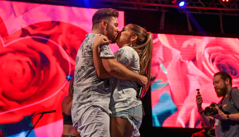Filipe Fantim pediu Fernanda Pádua em casamento durante show (Foto: Divulgação / Prefeitura de Linhares)