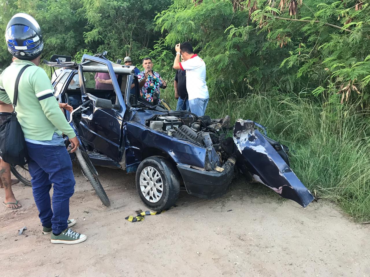 O veículo de passeio ficou destruído com a colisão (Foto: Bruna Maria / TV Tribuna/SBT)