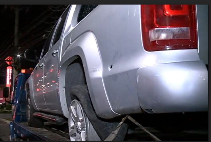 Caminhonete foi atingida por tiros (Foto: Reprodução/ TV Tribuna)