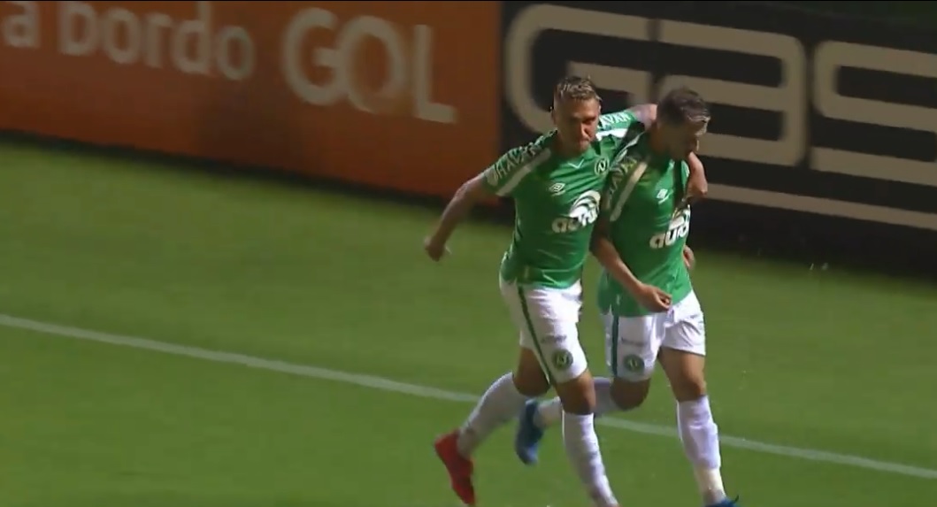 A Chape começou a construir a vitória logo no primeiro minuto de partida, com o gol de Gustavo Campanharo (Foto: Reprodução/ SporTV/ Premiere)