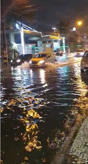 Ruas ficaram alagadas em Itaparica, Vila Velha (Foto: Márcio Araujo)