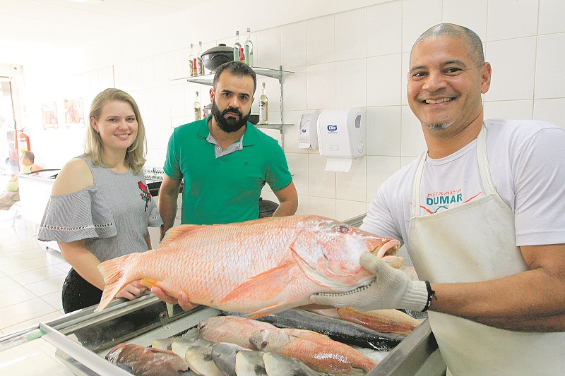 Leonardo e Rosângela optaram pelo cação após conversa com o atendente Luciano (Foto: Dayana Souza/ AT)