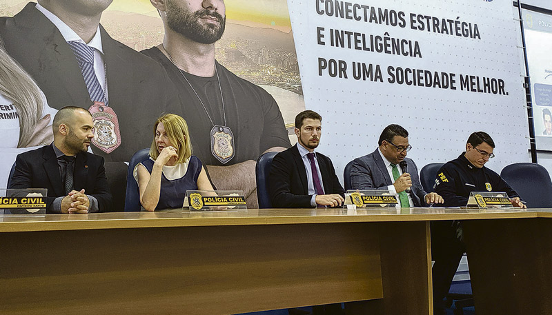 Equipe de policiais que participou das investigações e prisões dos acusados de integrar o esquema criminoso (Foto: Júlia Afonso / AT)