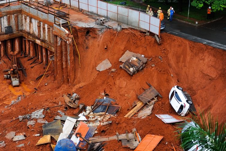 Uma cratera se abriu na Asa Sul, em Brasília após um deslizamento de terra (Foto: Marcello Casal Jr./Agência Brasil)