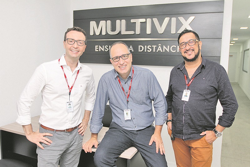 Giulianno Bresciani, Flávio Janones e Genivaldo Félix, da equipe da Faculdade Multivix: conteúdos atuais (Foto: Antonio Moreira/AT)