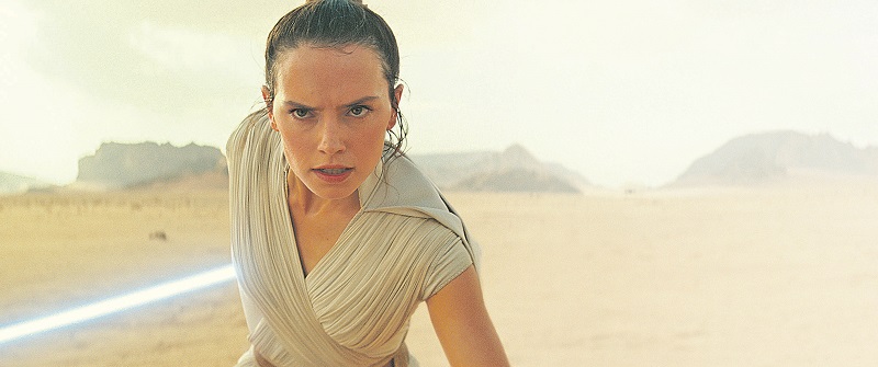 Daisy Ridley interpreta a jovem Rey, que deve seguir os conselhos de Luke, iniciando uma nova ordem de cavaleiros com o nome.de seu mentor (Foto: Divulgação)