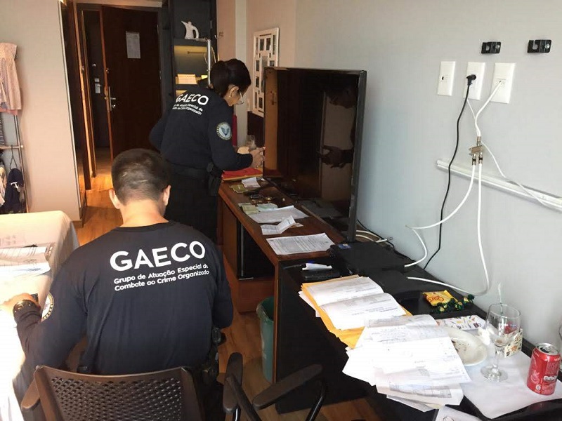 São cumpridos mandados de busca e apreensão em empresas e casas (Foto: Divulgação/ MPES)