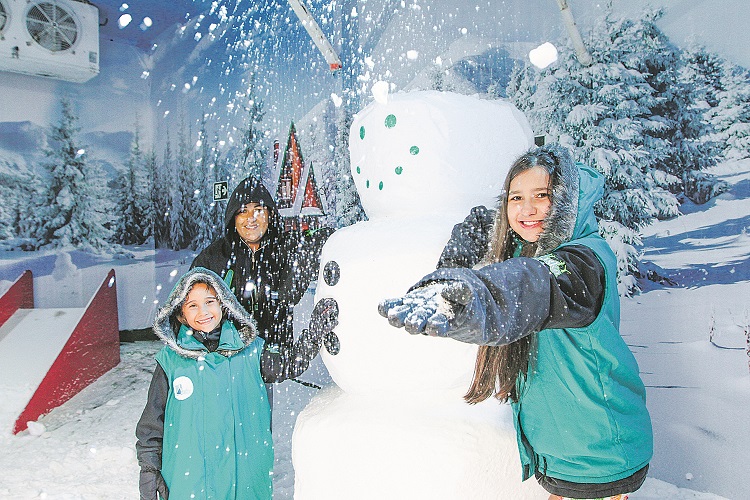 Gislaine Alves Ribeiro levou a filha Nikoly, de 6 anos, e a amiga dela, Victoria Calili Miranda, de 13, para curtir a “neve” (Foto: Beto Morais/AT)