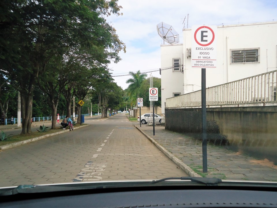 Os veículos estacionados nas vagas reservadas para idosos devem exibir a credencial no painel (Foto: Divulgação/ Detran-ES)