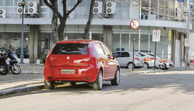 Infração, como estacionar em local proibido, poderá ser transferida (Foto: Antonio Moreira / AT)