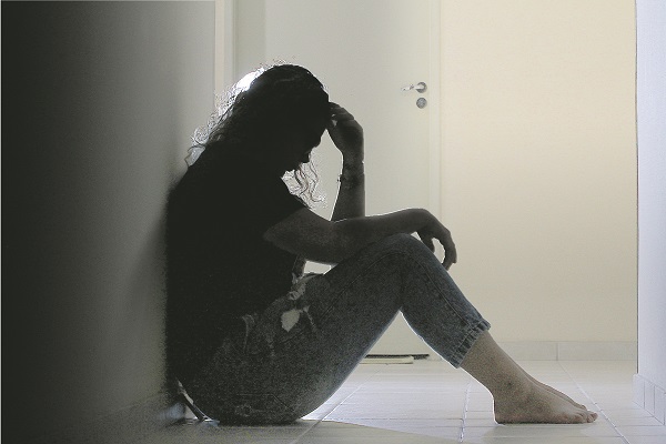 Analista de atendimento, de 26 anos, sofre de depressão há três anos e, durante o tratamento, precisou fazer ajustes na medicação duas vezes (Foto: Dayana Souza/AT)
