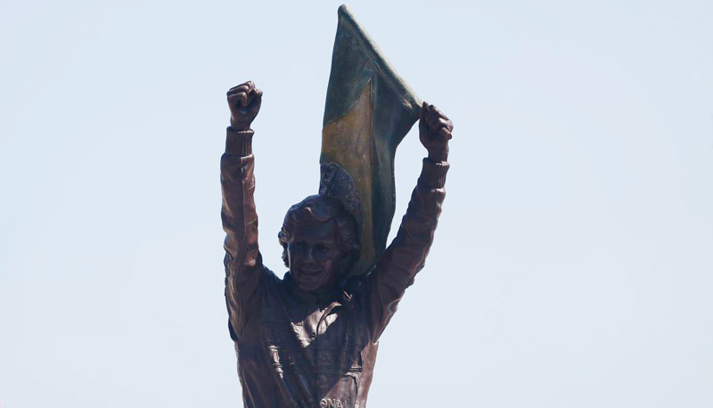 Estátua do piloto Ayrton Senna em tamanho real é instalada no calçadão de Copacabana (Foto: Fernando Frazão/Agência Brasil)