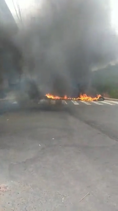 Familiares colocaram fogo em pneus na entrada do bairro Planalto Serrano, na Serra (Foto: Reprodução/ Redes sociais)