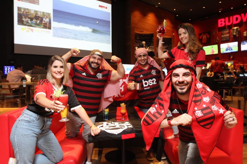Os torcedores Ana, Gabriel, Pedro, Juliana e Thiago já estão preparados para assistir ao jogo juntos e com festa. (Foto: Beto Morais/AT)
