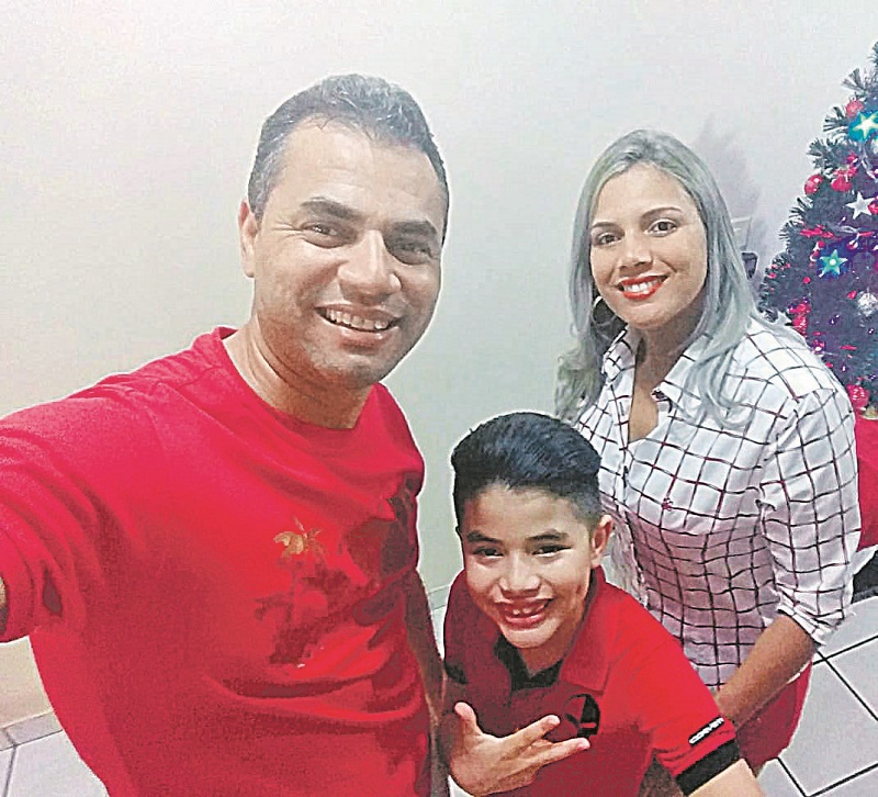 Elenice Santos com seu marido, Rogério Mendes de Jesus, e seu filho Ramon Santos Mendes (Foto: Acervo pessoal)