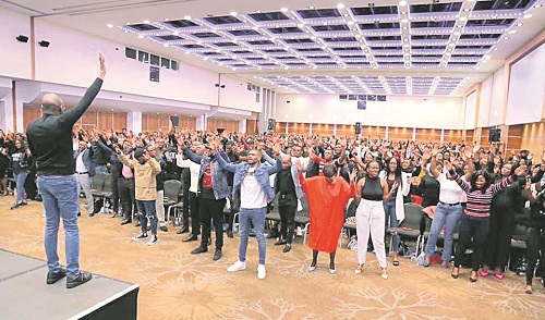 Culto realizado na SPAC Nation, igreja situada em Londres que conta com grande número de membros (Foto: Reprodução de Facebook)