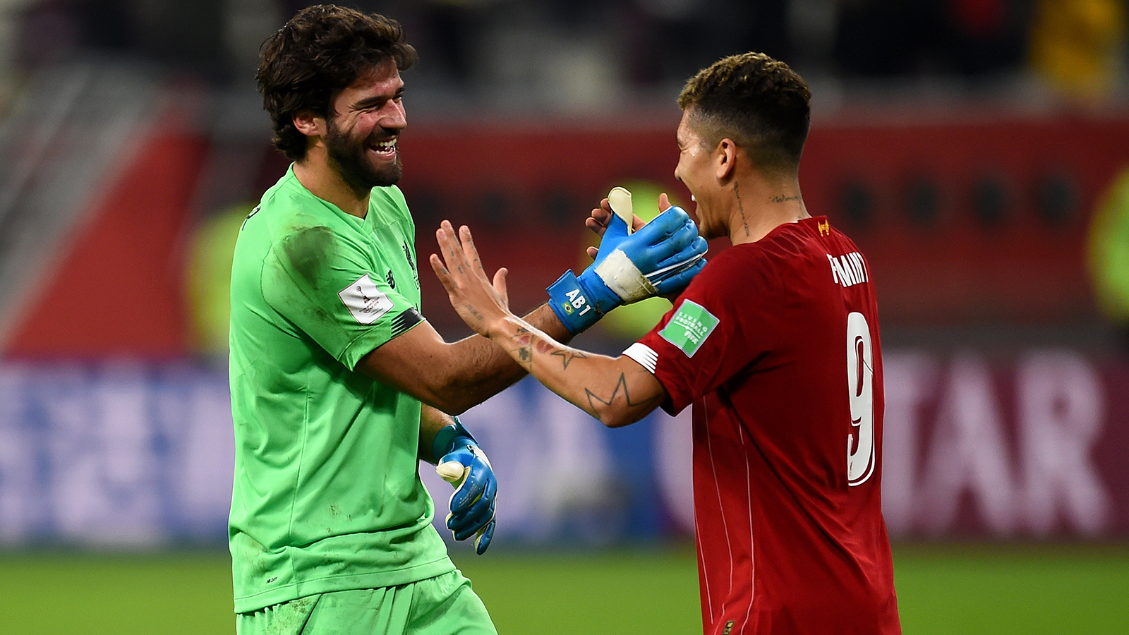 Alisson e Firmino comemoram a vitória na semifinal (Foto: Reprodução / Twitter Fifa)
