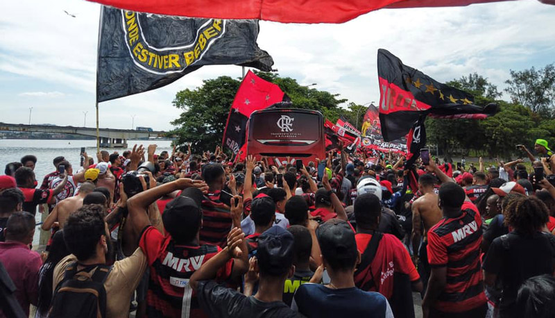 Torcedores se acumulam em torno do ônibus do Flamengo para incentivar os jogadores (Foto: Alexandre Vidal / Flamengo)