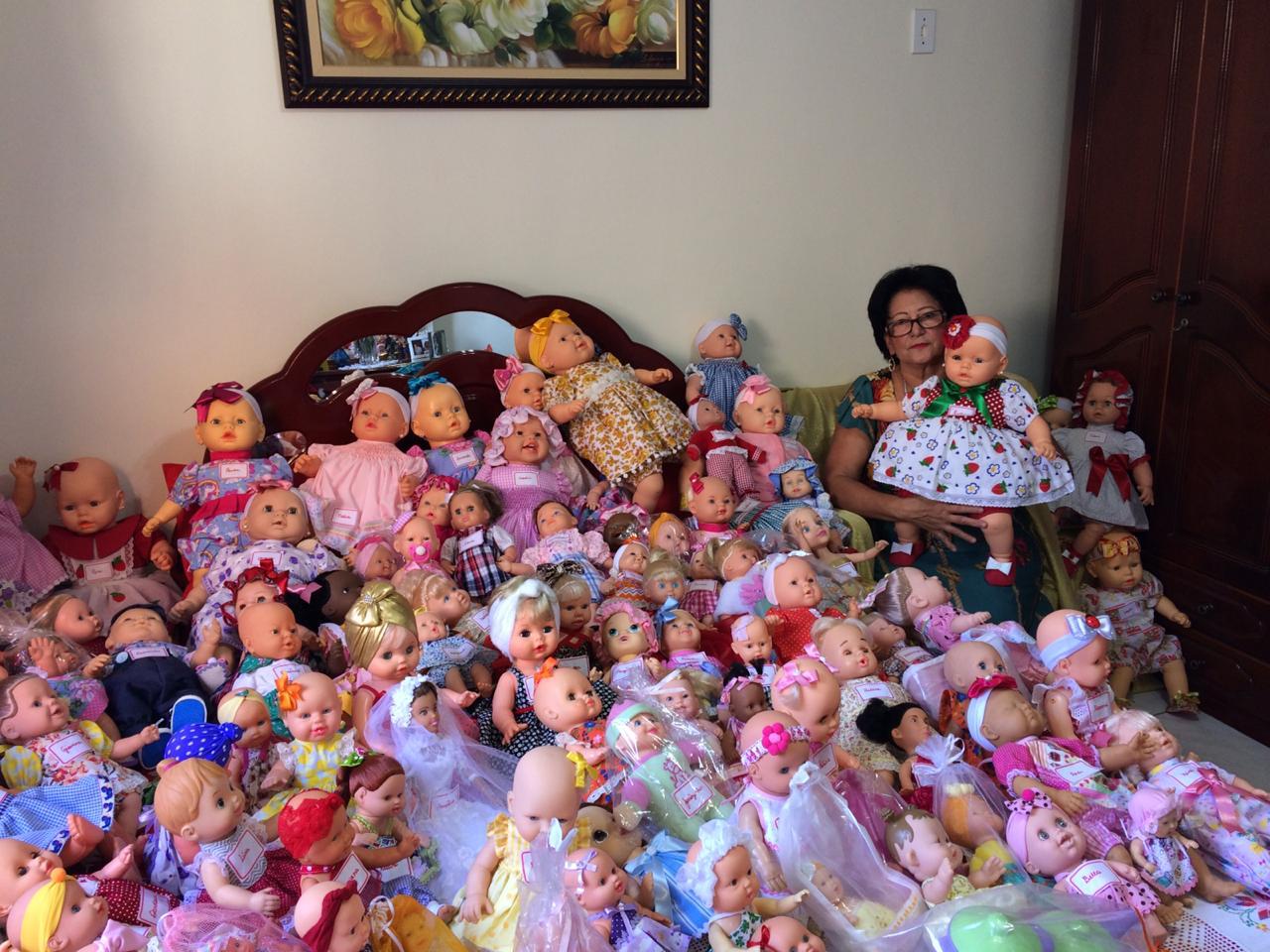 A costureira de 67 anos neste ano doará quase 200 bonecas. (Foto: Reprodução)