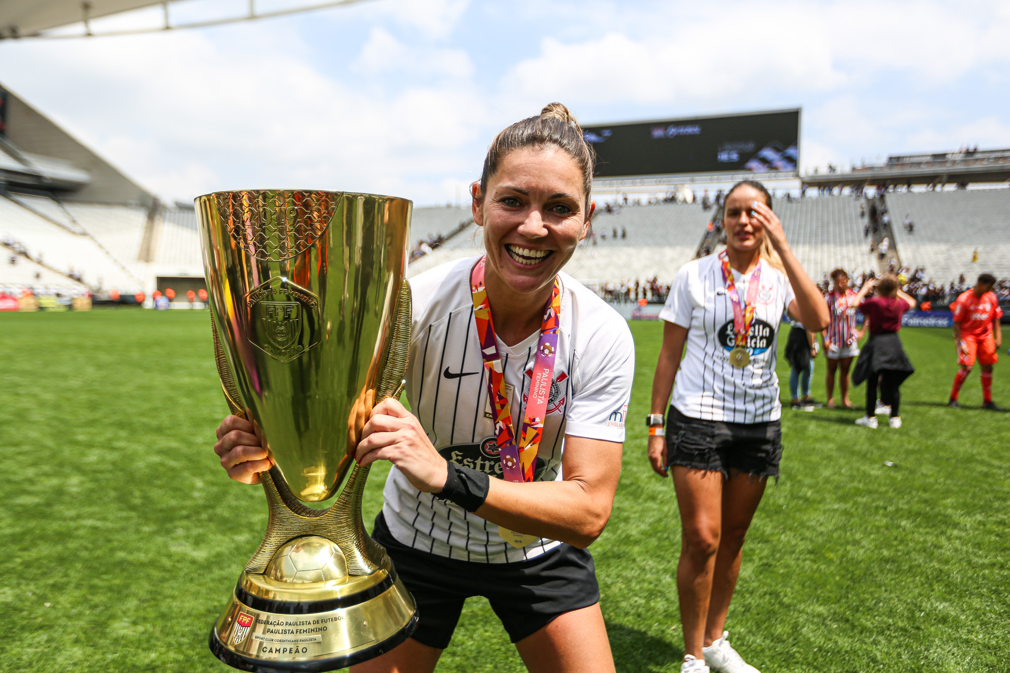 Gabi Zanotti com o troféu do Paulistão: final teve recorde de público no País (Foto: Bruno Teixeira / Agência Corinthians)