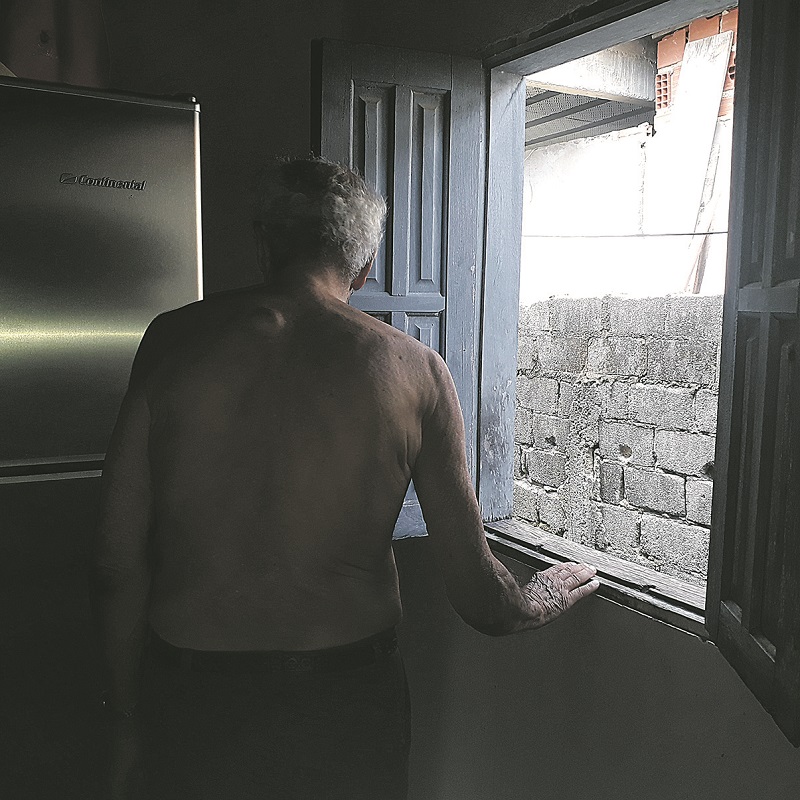 Vítima mostra janela por onde três criminosos armados entraram em sua casa, na madrugada de sexta (Foto: Wilton Júnior)