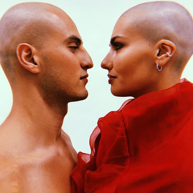 Giovanna e o noivo Gabriel Bardeli Chaurais, que decidiu ficar careca para demonstrar apoio durante o tratamento (Foto: Reprodução / Instagram)