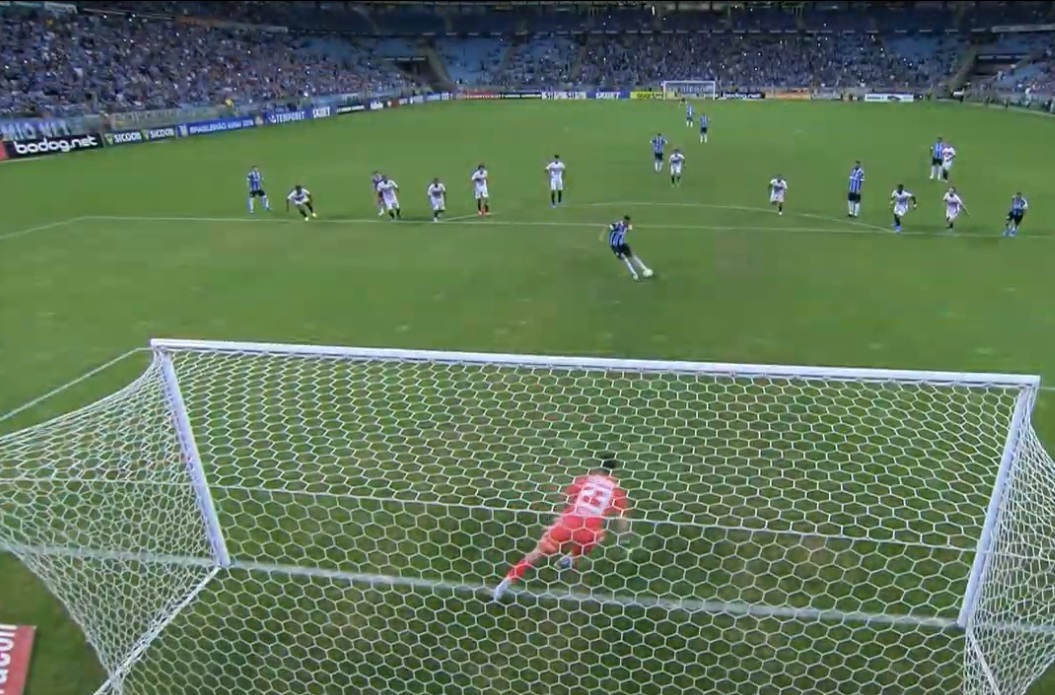O primeiro gol do Grêmio foi de pênalti (Foto: Reprodução/ SporTV)